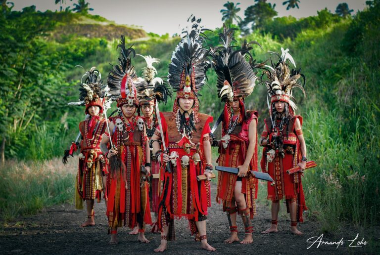 Tari Perang Kawasaran dalam Sorotan Lensa Armando Loho