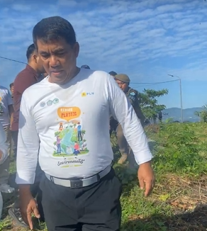 Gubernur Yulius Selvanus Komaling Turun Langsung Angkat Sampah di Pantai Karangria