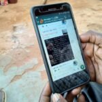 Ilustrasi pengguna membuka WhatsApp di ponsel
