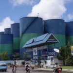 Pelabuhan Samudera Bitung dengan fasilitas minyak goreng di latar