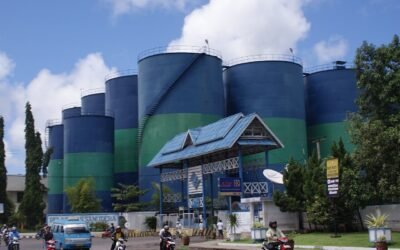 Pelabuhan Samudera Bitung dengan fasilitas minyak goreng di latar