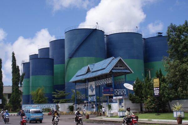 Pelabuhan Samudera Bitung dengan fasilitas minyak goreng di latar