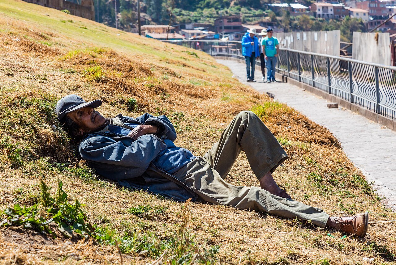 Seorang pria tidur siang di kawasan San Cristóbal, Cusco, Peru