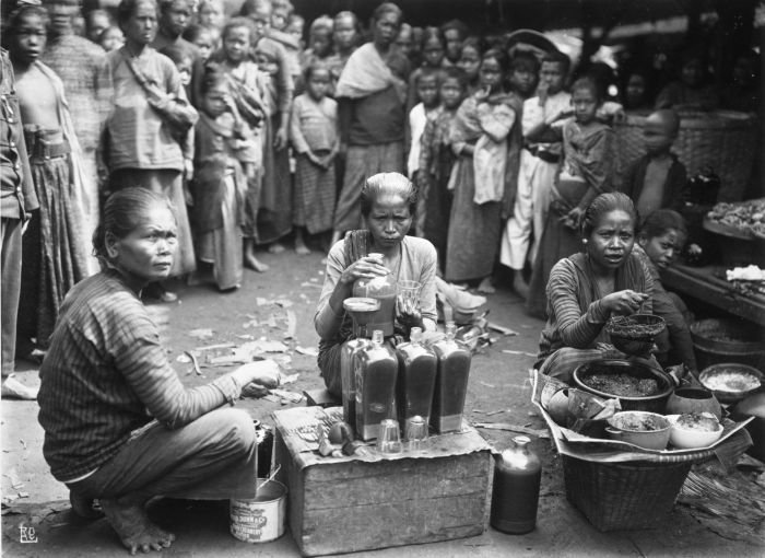 Perempuan meracik jamu tradisional dari rimpang di pasar Yogyakarta, foto arsip Tropenmuseum