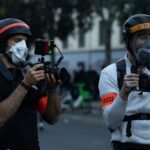 Juru kamera pers meliput kerusuhan di Paris