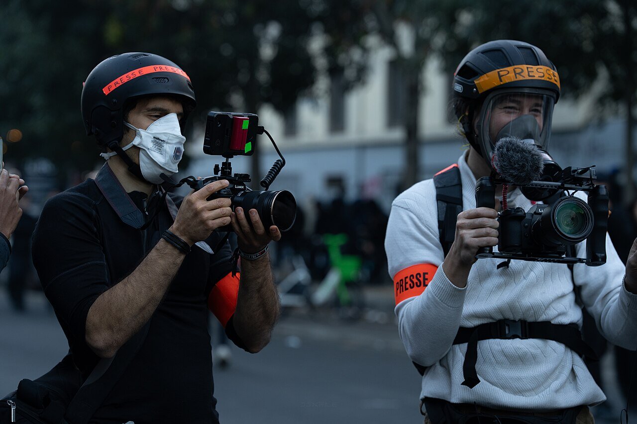 Juru kamera pers meliput kerusuhan di Paris