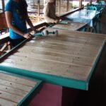 Pemain memainkan alat musik kolintang khas Minahasa