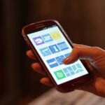 Ilustrasi seseorang menggunakan telepon pintar