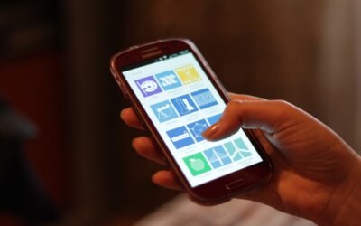 Ilustrasi seseorang menggunakan telepon pintar