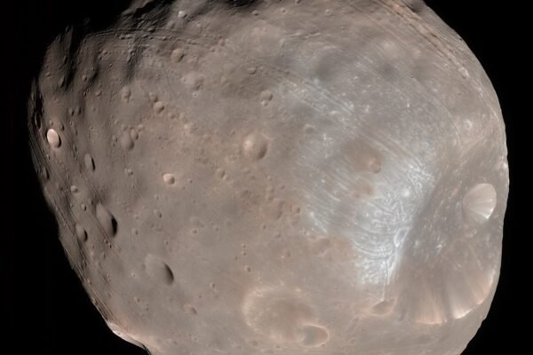 Citra berwarna Phobos, bulan terbesar Mars, dari kamera HiRISE