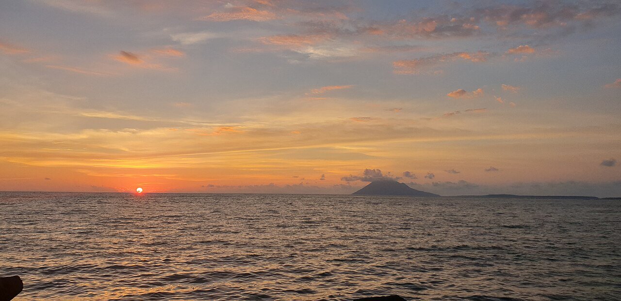 Kawasan Boulevard Manado saat senja