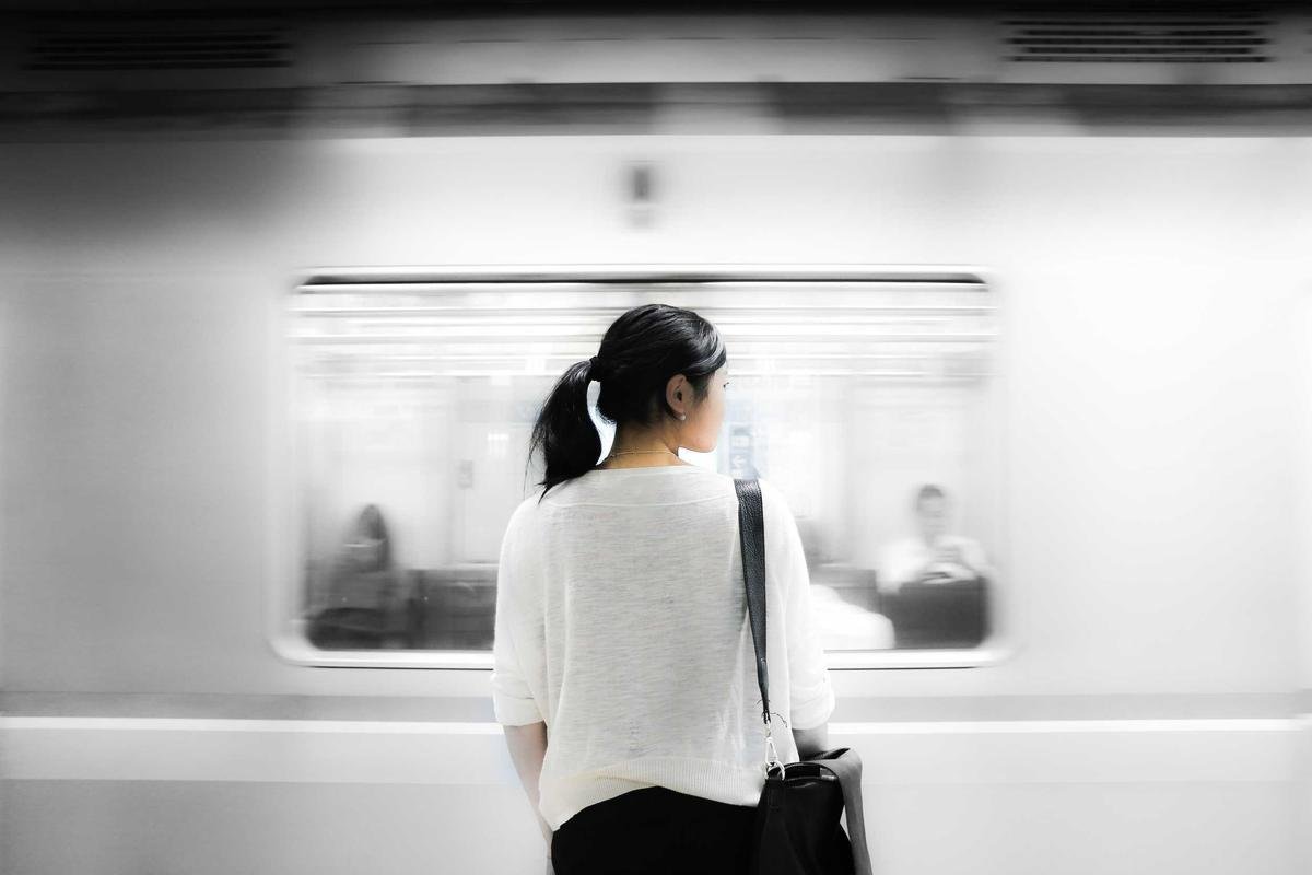 Foto ilustrasi: Petugas pemadam kebakaran saat menangani titik api di lokasi kejadian. (Foto: Redaksi Visual / Dok. Unsplash)