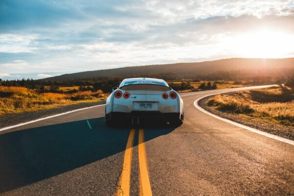 Foto ilustrasi: Aksi para pembalap melintasi sirkuit kompetisi balap. (Foto: Unsplash Racing / Unsplash)