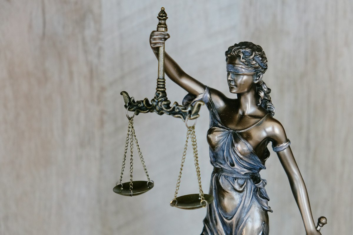 Foto ilustrasi: Penyelidikan dan pengamanan operasi oleh kepolisian. (Foto: Unsplash Law / Unsplash)