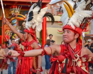 Penari Kabasaran pada Parade Manado Fiesta
