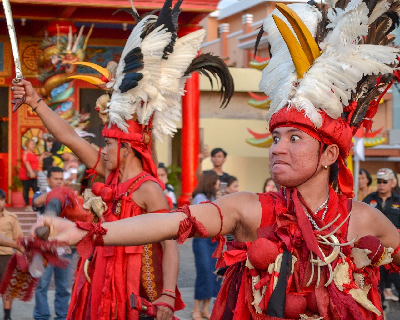 Penari Kabasaran pada Parade Manado Fiesta
