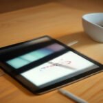 Foto ilustrasi: Pembuatan materi promosi grafis digital menggunakan tablet kreatif. (Foto: Ilustrasi Redaksi AI / Dok. LENSA-INDO.COM)