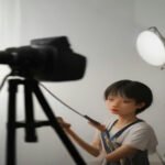 Foto ilustrasi: Proses pembuatan ulasan produk kreatif dengan perangkat telepon pintar. (Foto: Ilustrasi Redaksi AI / Dok. LENSA-INDO.COM)